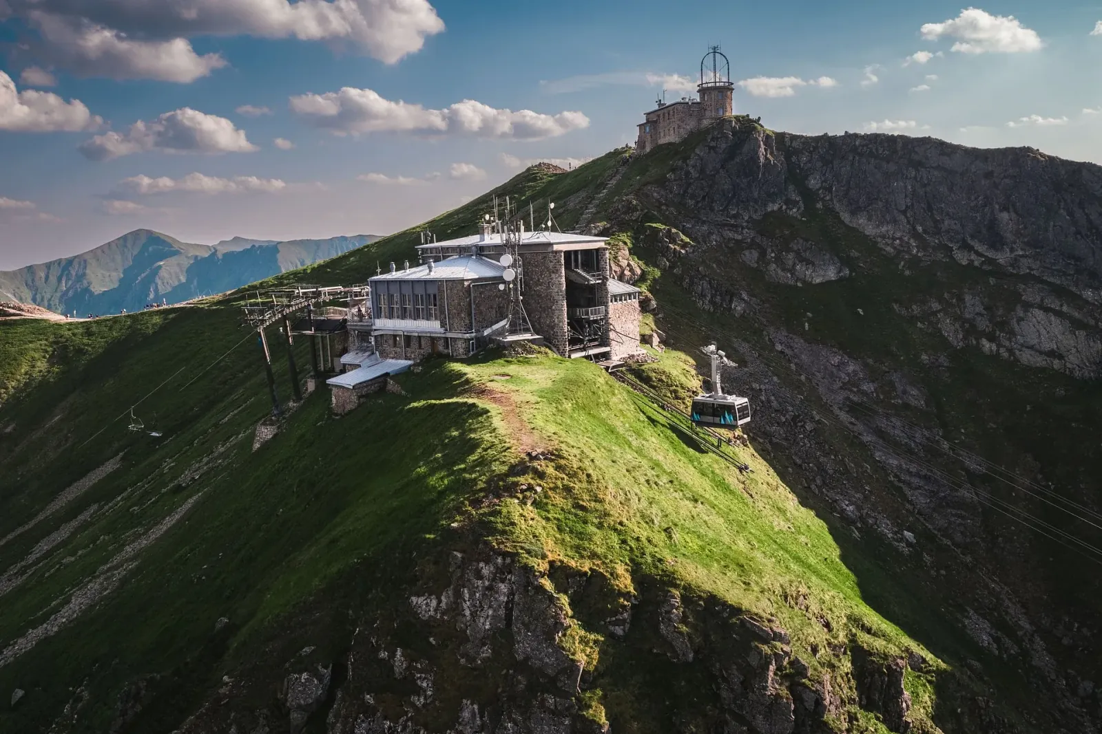 Górna stacja kolei linowej na Kasprowym Wierchu, wagonik wjeżdżający na szczyt i obserwatorium meteorologiczne