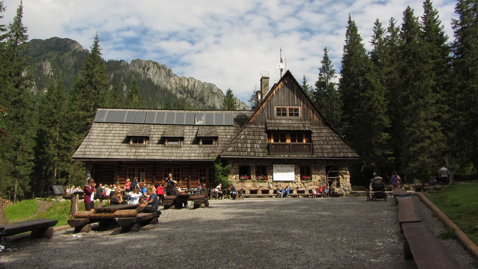 Wnętrze Jaskini Mroźnej – stalaktyty i naturalne nacieki skalne