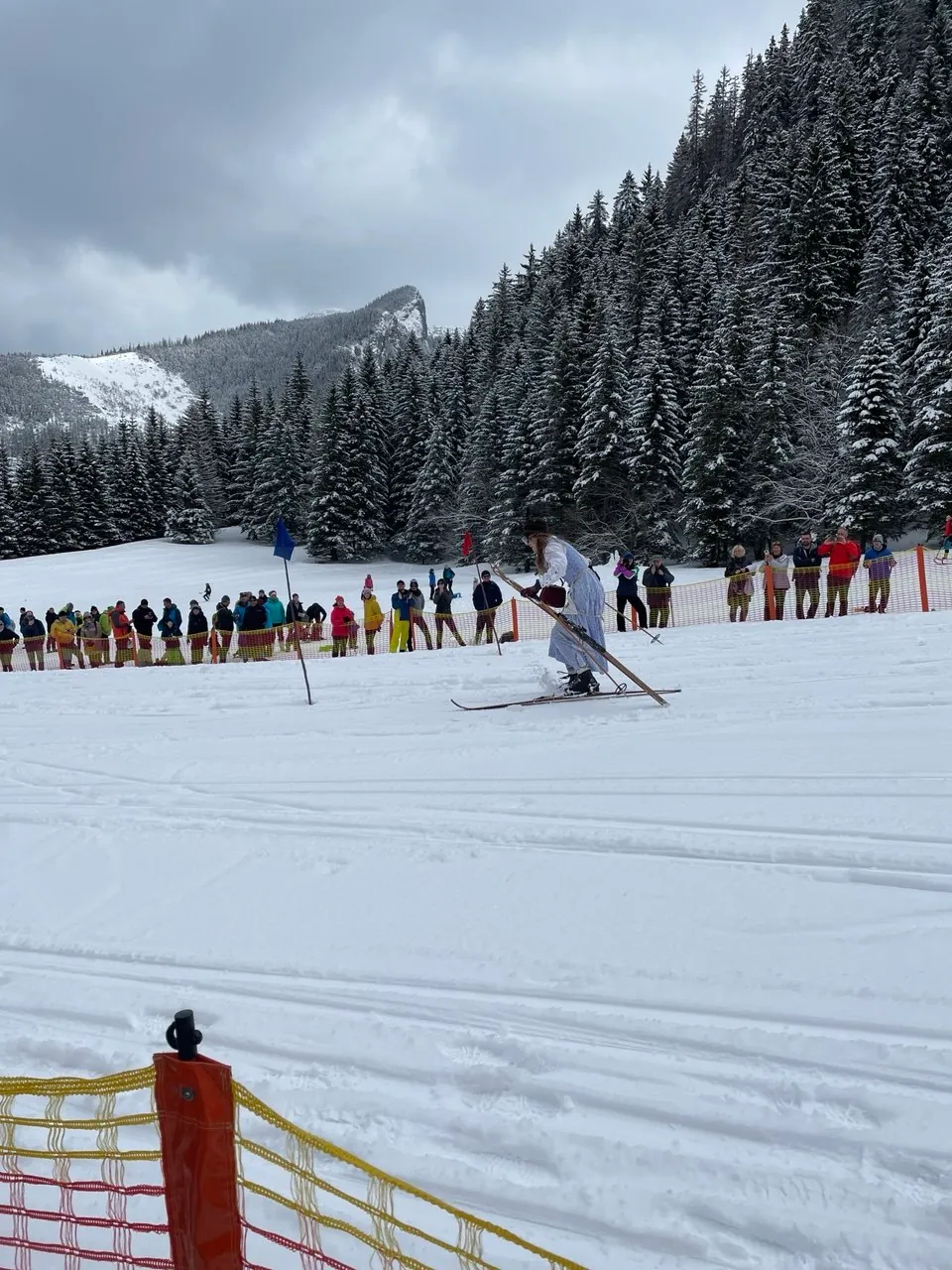 Dwoje uczestników zawodów w stylowych, retro strojach narciarskich na Kalatówkach