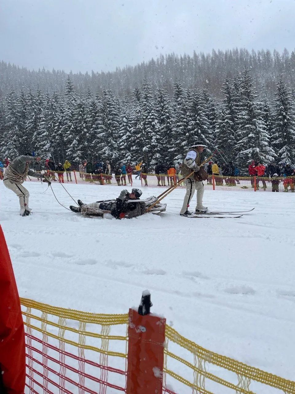 Tłum kibiców obserwujących zawody O Wielkanocne Jajo na Kalatówkach