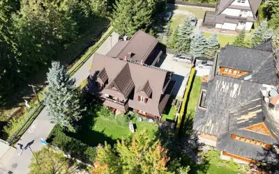 Willa Storczyk przy Drodze na Bystre z lotu ptaka, obok koryto potoku Bystra