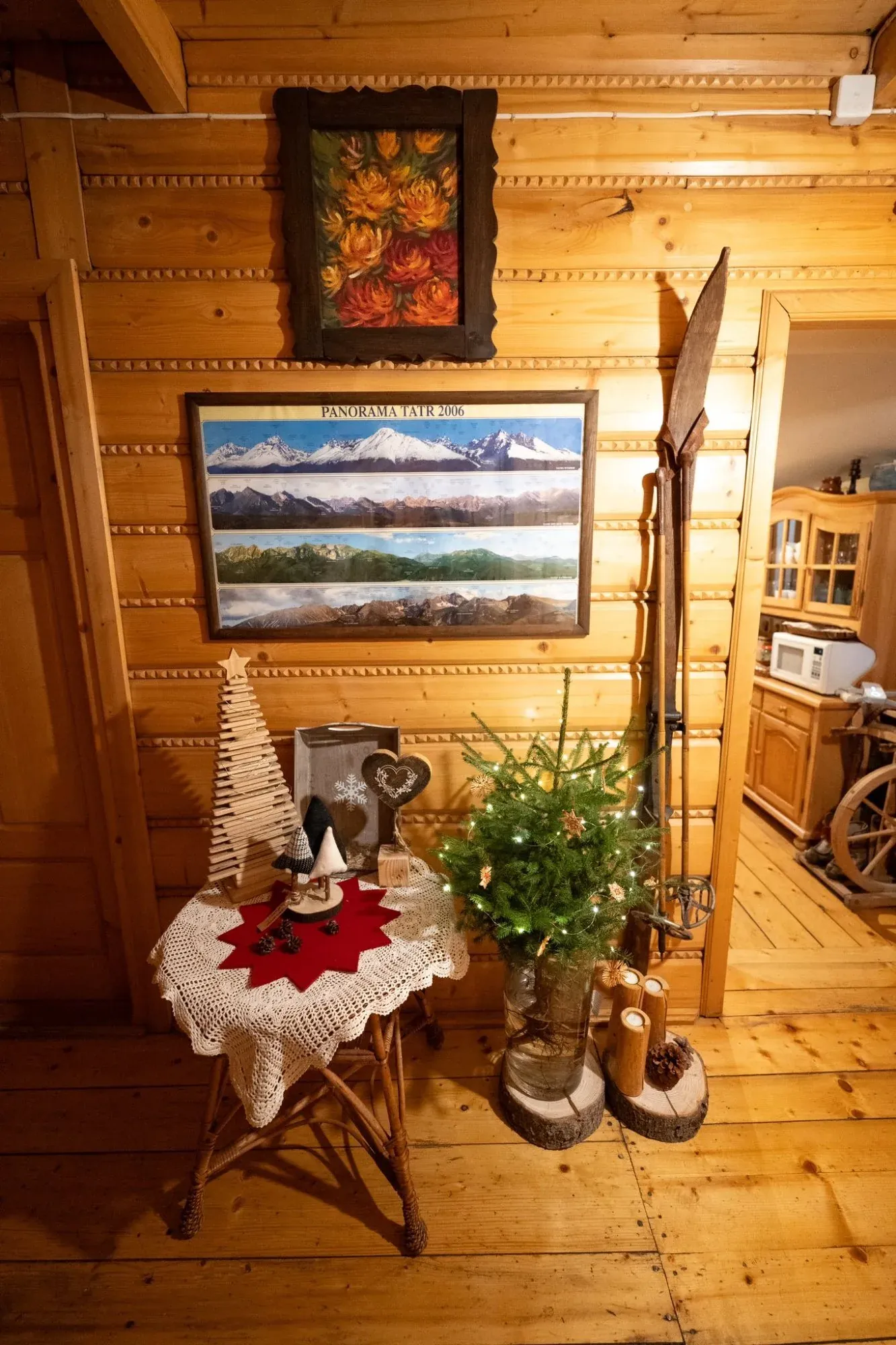 Korytarz z dekoracjami