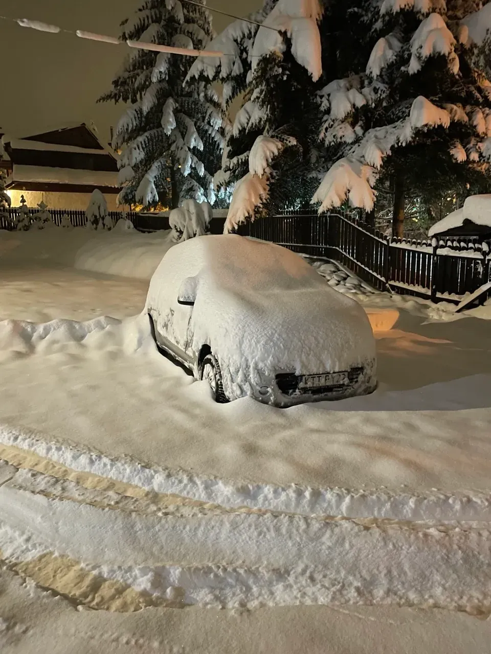 Auto zasypane śniegiem