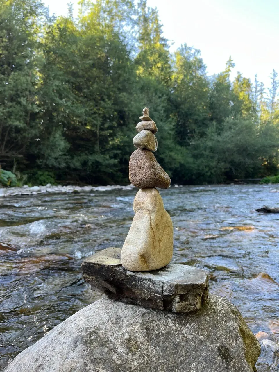 Kamienne wieżyczki nad rzeką